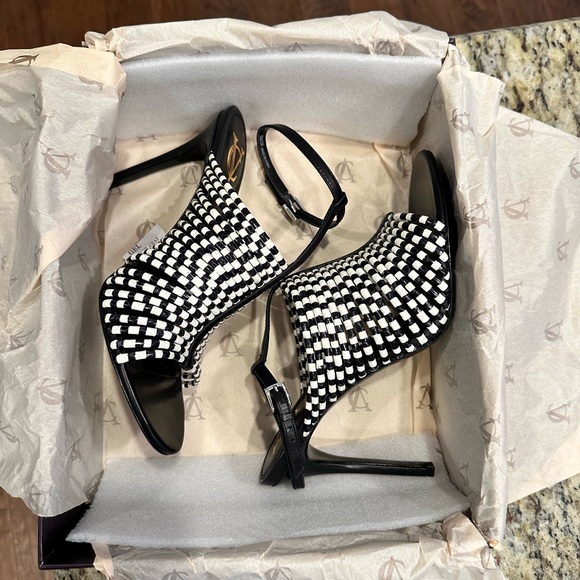 Brand New Signature Vince Camuto. - Picture 3 of 9